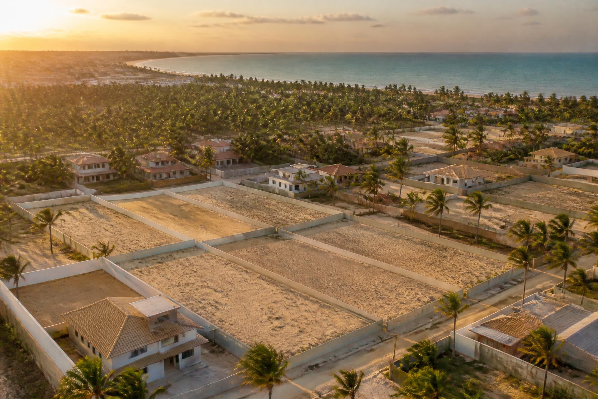 Vista aérea de terrenos e casas no litoral de Ipojuca, Pernambuco